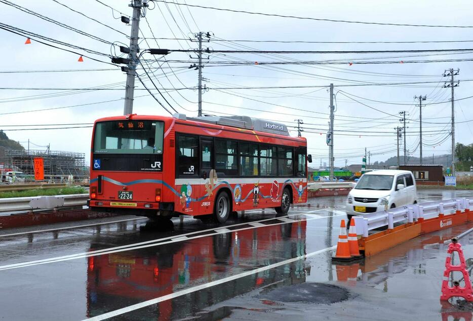 南三陸町を走るBRT。線路敷の専用道が整備されつつあるが、まだ普通の道を走る所も多い。時間通りに走れないこともしばしばだ