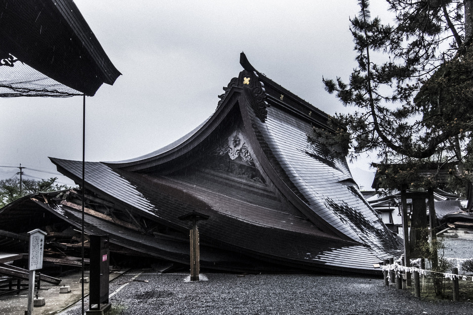 神社内の建物や重要文化財なども大きな被害を受けた（撮影:木村肇）