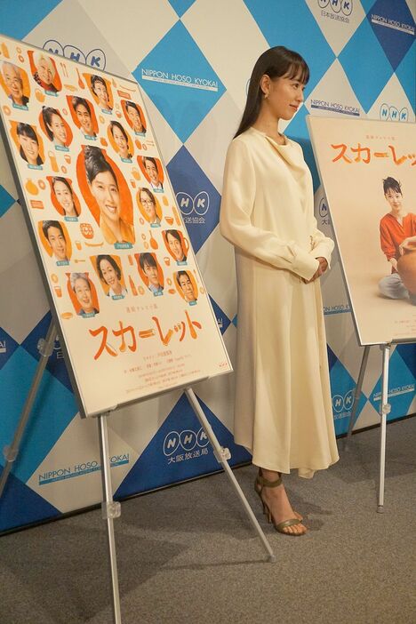 [写真]スカーレットのポスターに囲まれ撮影に応じる戸田恵梨香＝11日午後、NHK大阪放送局で