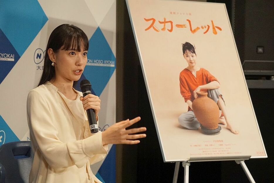 ［写真］スカーレットの撮影の様子を語る戸田恵梨香＝11日午後12時5分ごろ、大阪市中央区で