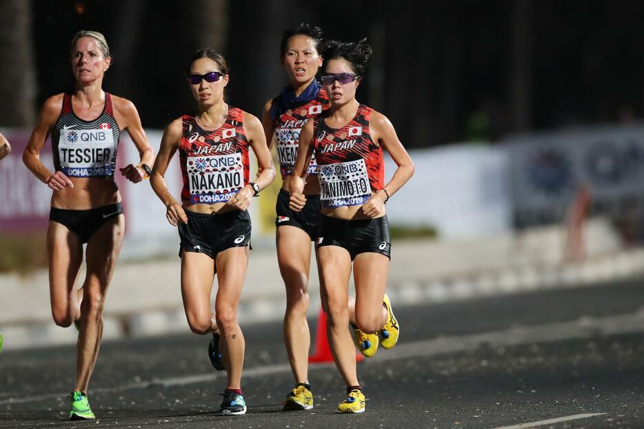 ドーハ世陸の女子マラソンで谷本観月（一番右）が7位入賞したが酷暑で4割が棄権（写真：YUTAKA/アフロスポーツ）