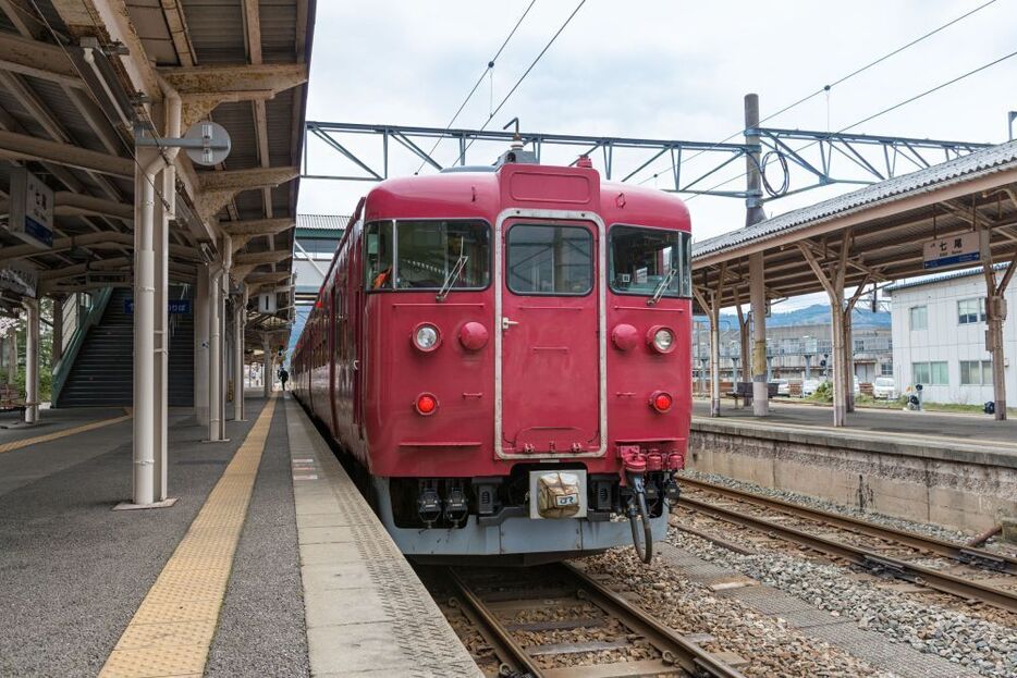 [写真]七尾線を走る415系＝2016年4月8日撮影（写真：アフロ）