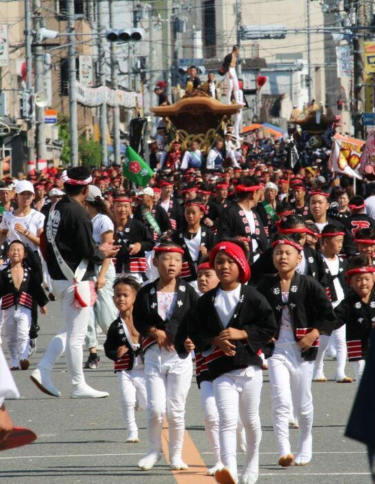 [写真]盛り上がる岸和田だんじり祭。しかし、だんじり後方には湯気がたちこめ暑そう。15日の大阪は予想最高気温が35度となっており注意が必要だ＝14日午後3時ごろ、大阪府岸和田市で