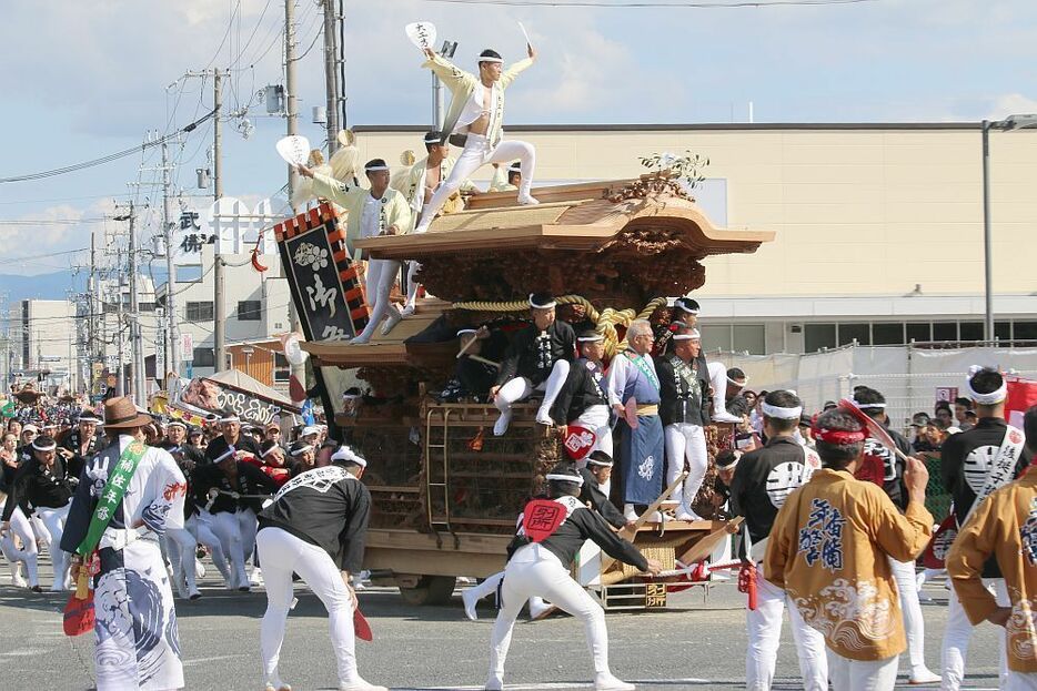 [写真]豪快なやりまわしに歓声が上がる＝15日午後3時ごろ、大阪府岸和田市で