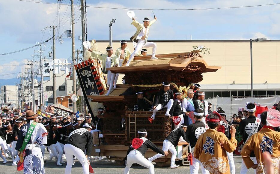 　大阪・泉州の秋の風物詩「岸和田だんじり祭」の宵宮が14日から始まった。同日午前6時ごろから、岸和田駅前の通りなどは観客が沿道を埋め、豪快な「やりまわし」に拍手と歓声があがっていた＝14日午後、大阪府岸和田市で
