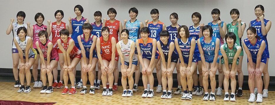 [写真]10月12日開幕のバレーボール「V.LEAGUE DIVISION1 WOMEN 2019-20」開幕記者会見が30日、大阪市住之江区のインテックス大阪で開かれ、女子全12チームの選手が集結。それぞれが優勝を目指し、今季への抱負を力強く語った