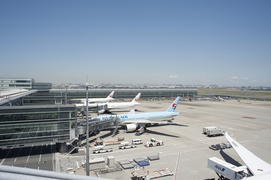 [資料写真]羽田空港の国際線ターミナル駐機場に並ぶ海外航空会社の旅客機。2020年の東京五輪・パラリンピックによる航空需要の増大を見越して新しい飛行ルートが来年3月から運用される（アフロ）