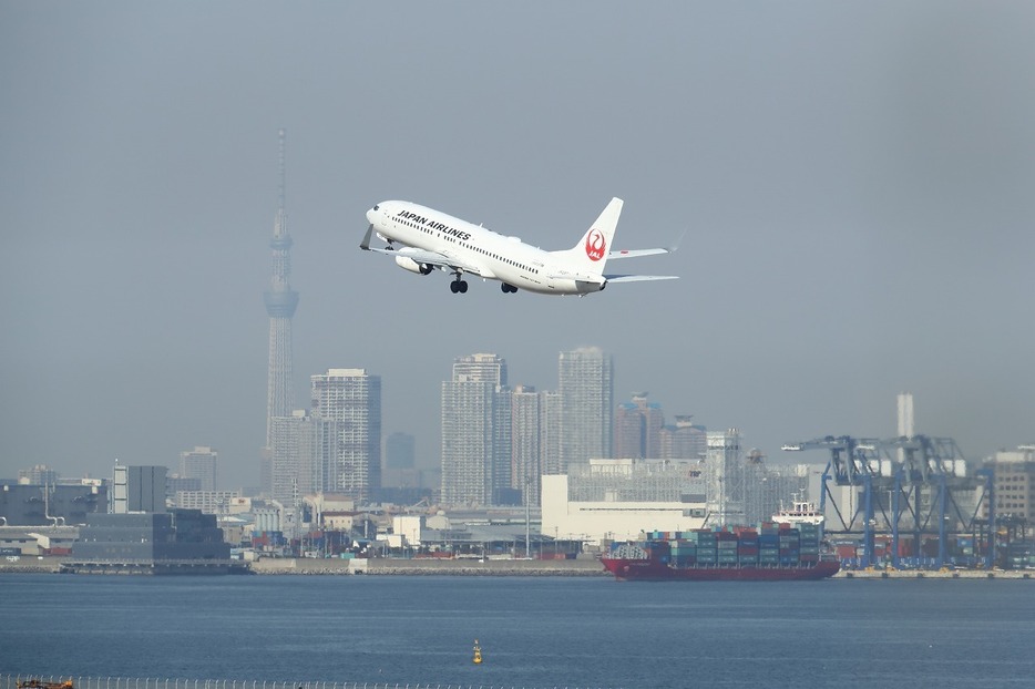 [資料写真]現状、羽田空港では海側に向かって離陸する（アフロ）