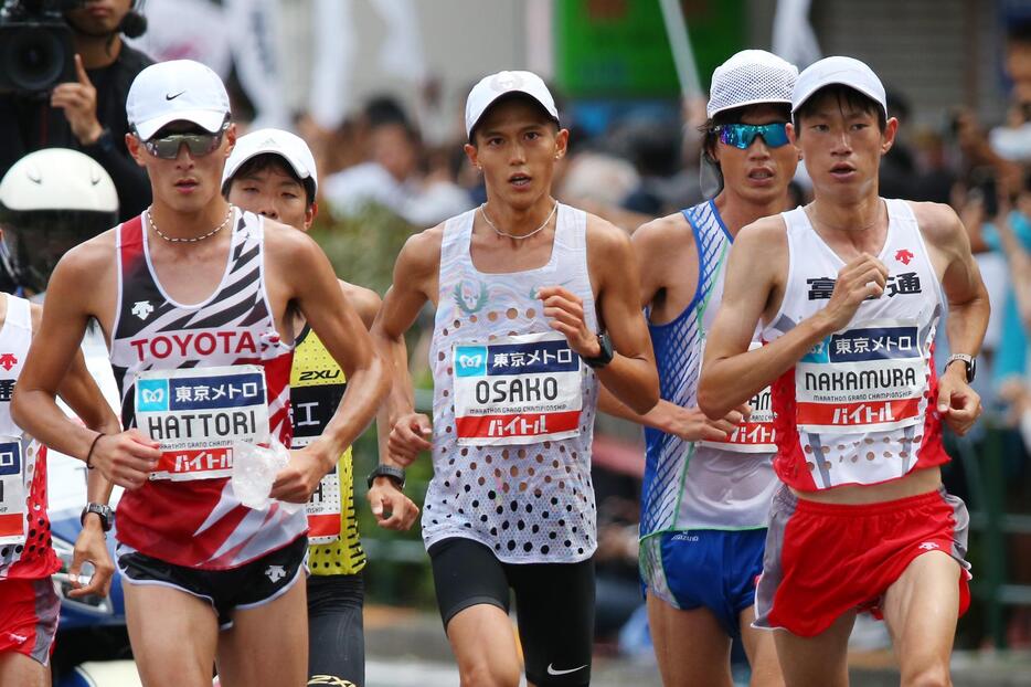 左から服部、大迫、優勝した中村の3人がデッドヒート（写真・YUTAKA／アフロスポーツ）