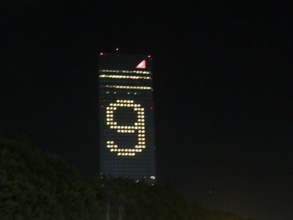 球場前の高層ホテルは「9」を浮かび上がらせるサプライズ