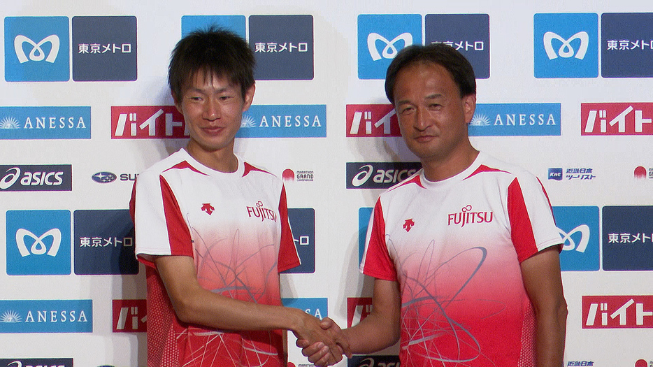 福嶋監督（右）と握手を交わす中村選手（左）