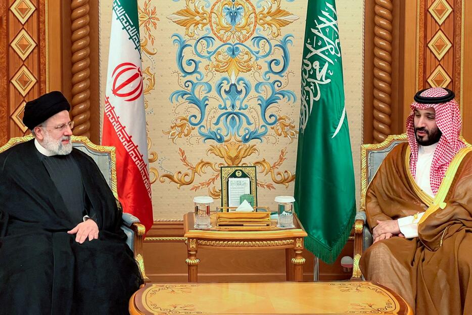 会談するイランのライシ大統領（左）とサウジアラビアのムハンマド皇太子＝11日、リヤド（WANA提供・ロイター＝共同）