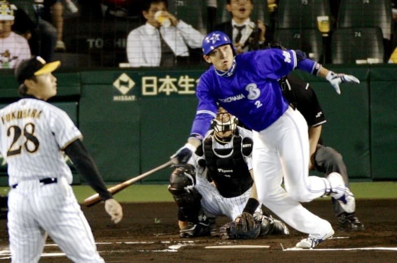 ２００８年９月の阪神戦で本塁打を放つ内川聖一さん。この年は右打者最高打率の３割７分８厘で首位打者＝甲子園