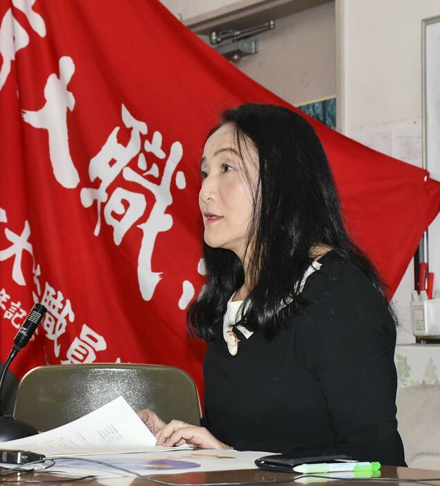 記者会見する京都大の高山佳奈子教授＝15日午後、京都市