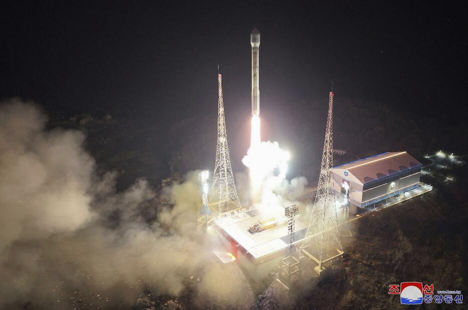 軍事偵察衛星「万里鏡1号」を搭載して打ち上げられる新型衛星運搬ロケット「千里馬1型」＝21日、北朝鮮北西部東倉里の西海衛星発射場（朝鮮中央通信＝共同）