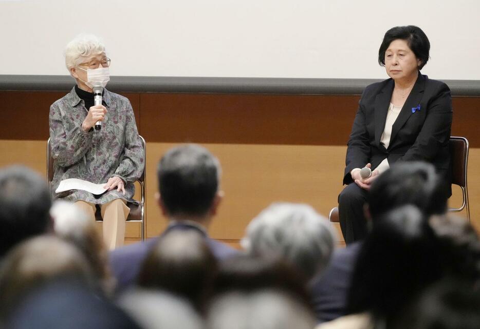 集会で対談する横田めぐみさんの母早紀江さん（左）と曽我ひとみさん＝23日午後、東京都千代田区