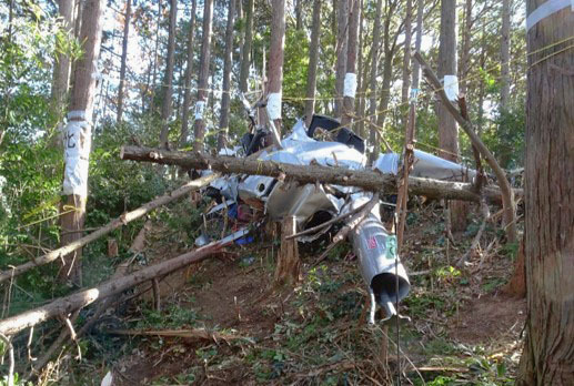 静岡県島田市の山林に墜落したヘリコプターの機体＝2021年1月（運輸安全委員会提供）