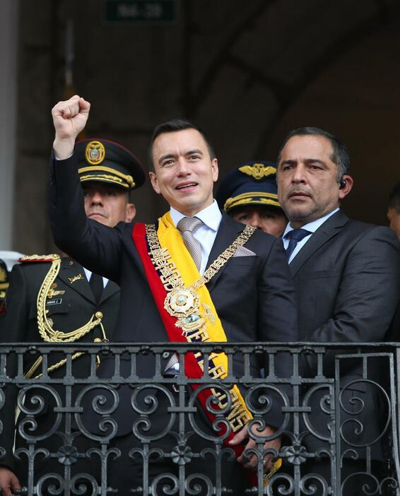 就任式の後、支持者に手を振るエクアドルのダニエル・ノボア新大統領＝23日、キト（ゲッティ＝共同）