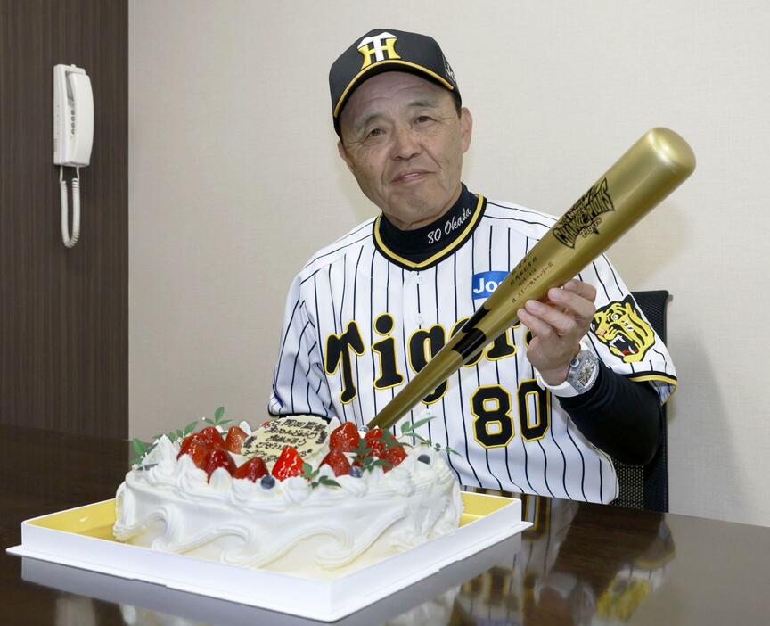 66歳の誕生日を迎え、ケーキとバットを手に笑顔の阪神・岡田監督＝甲子園
