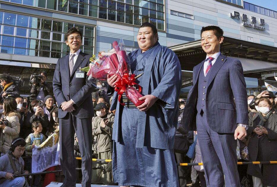 地元の静岡県熱海市で、凱旋イベントに参加した大相撲の平幕熱海富士（中央）＝29日午後