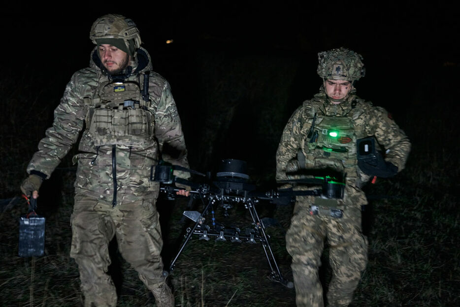 ウクライナ東部ドネツク州バフムトで、無人機による軍事作戦を準備する兵士ら＝12日（ゲッティ＝共同）