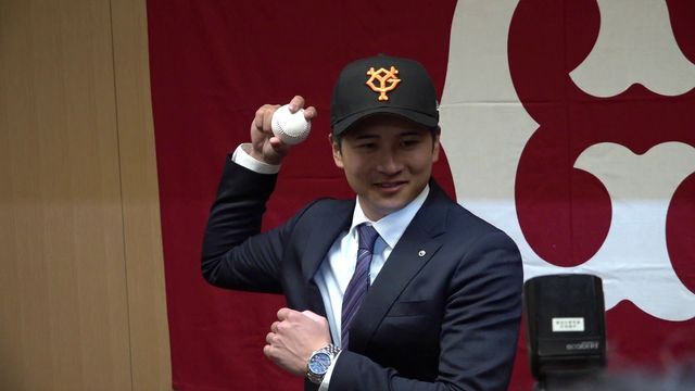 写真撮影に笑顔でポーズに応じる泉口友汰選手