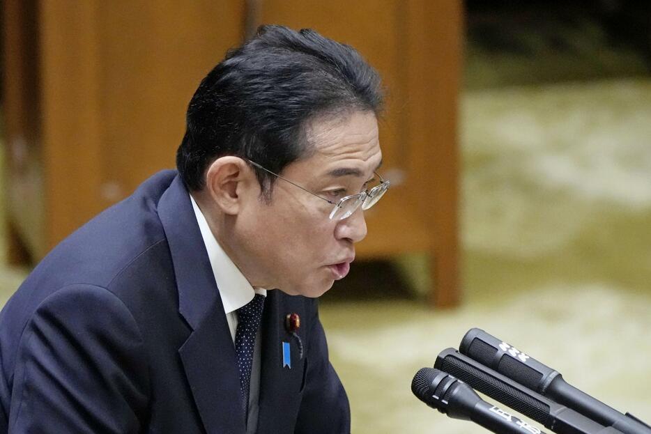 参院予算委で答弁する岸田首相＝27日午後