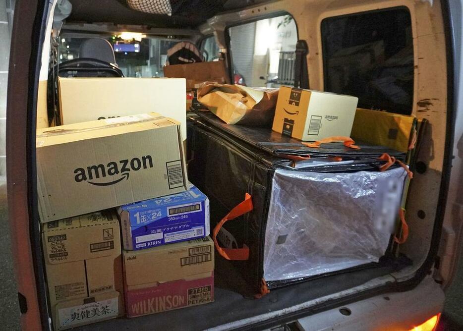 軽バンに積まれたアマゾンの荷物＝10月、神奈川県（画像の一部を加工しています）