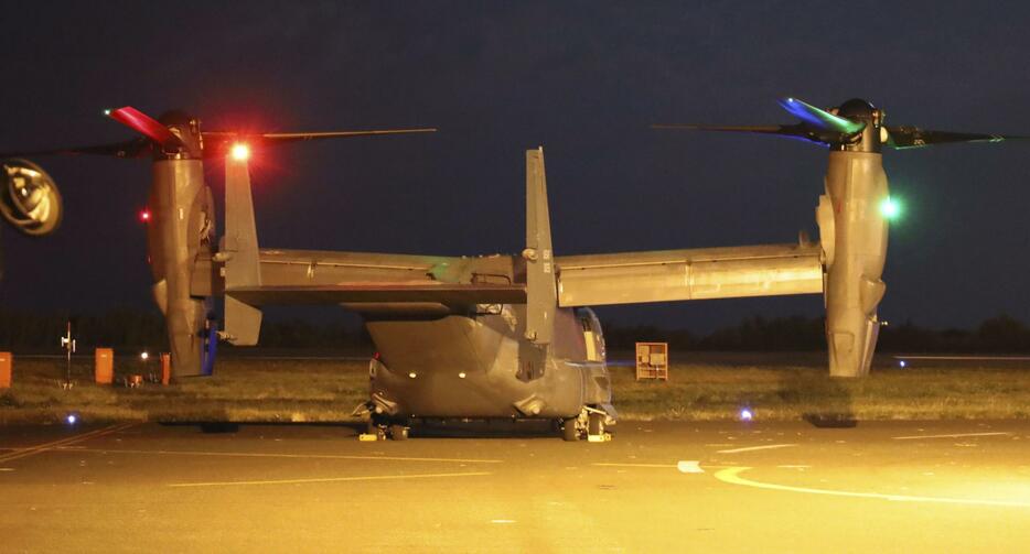 鹿児島県・屋久島空港に駐機する米軍のオスプレイ＝29日夜