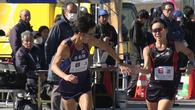 競歩混合リレーで野田明宏選手にタッチする河添香織選手