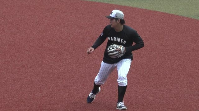 試合前に守備練習を行うロッテ・中村奨吾選手