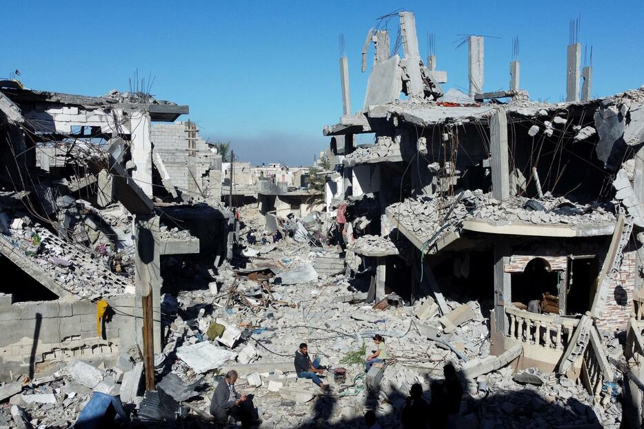 イスラエル軍の攻撃で破壊されたガザ地区南部ハンユニスの建物＝29日（ロイター＝共同）