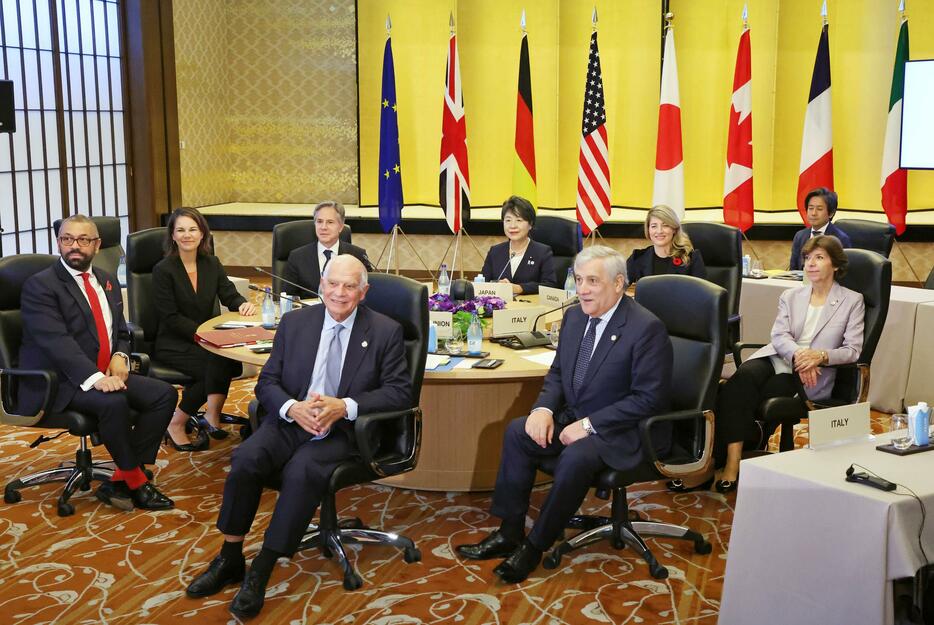 G7外相会合に臨むブリンケン米国務長官（奥左から3人目）、上川外相（同4人目）ら＝8日午前、東京都港区（代表撮影）