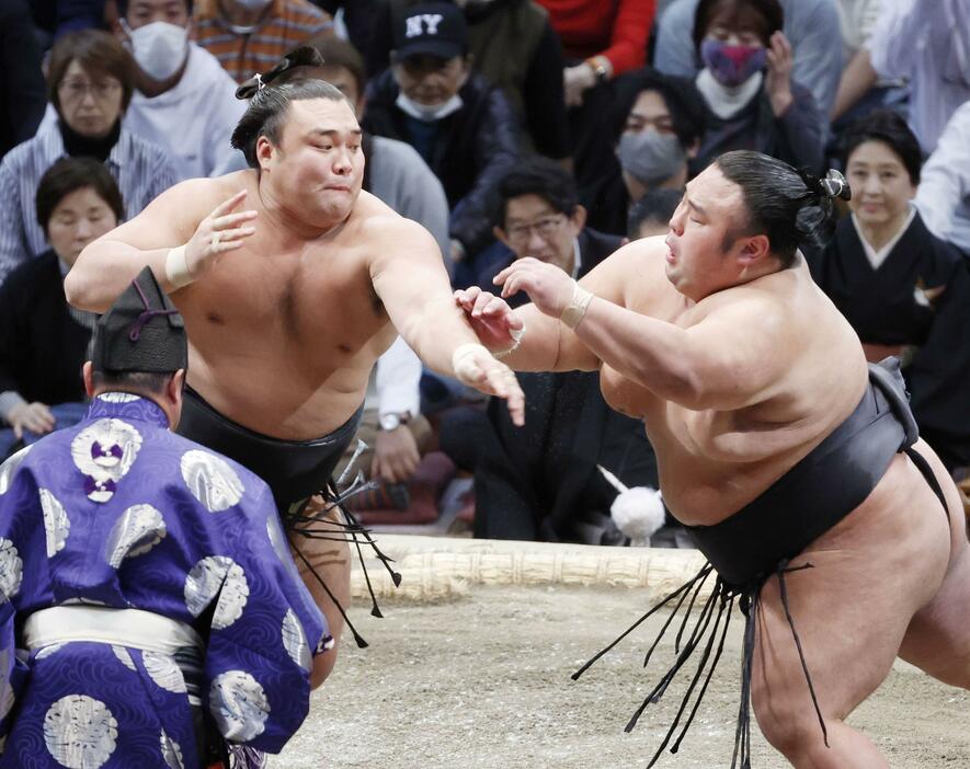 貴景勝（右）を攻める霧島。2度目の優勝を決めた＝福岡国際センター