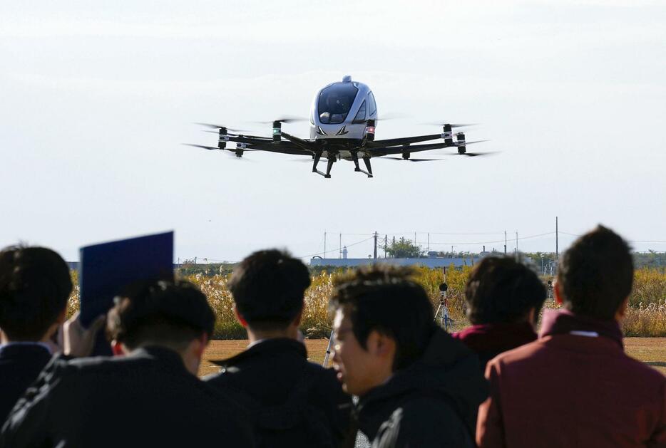 兵庫県尼崎市に整備された離着陸場で行われた、「空飛ぶクルマ」の試験飛行＝24日午後