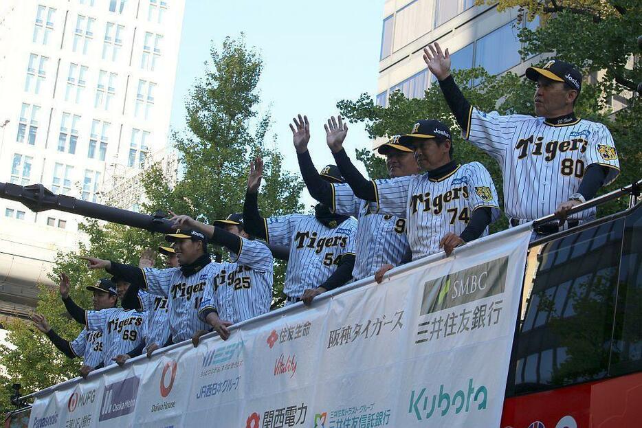 38年ぶり日本一に輝いたプロ野球、阪神タイガースが23日午後、大阪・御堂筋で優勝記念パレードを行った。