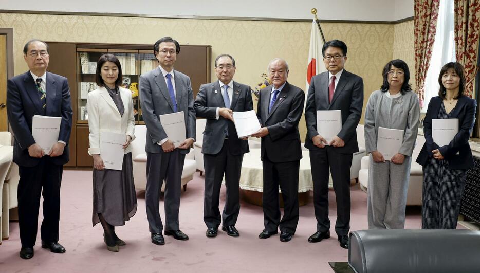 鈴木財務相に建議を手渡す財政制度等審議会の十倉雅和会長（左から4人目）＝20日、財務省（同省提供）