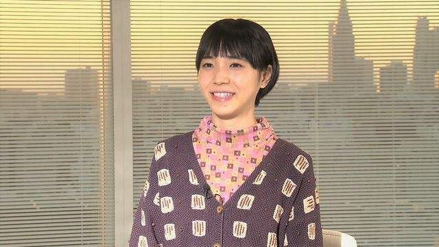 インタビューに応じるアユニさん