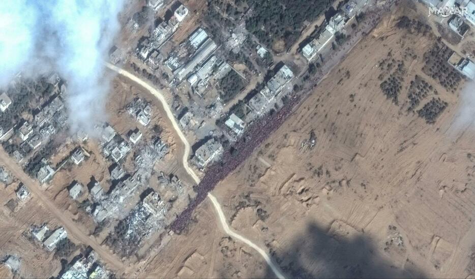 17日に撮影されたパレスチナ自治区ガザの北部ガザ市付近の衛星画像。避難しようとする住民が写っている（マクサー・テクノロジーズ提供、ロイター＝共同）