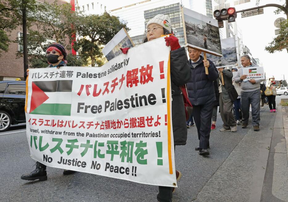 パレスチナ自治区ガザでの停戦を求め、福岡市内でデモ行進する人たち＝25日午後