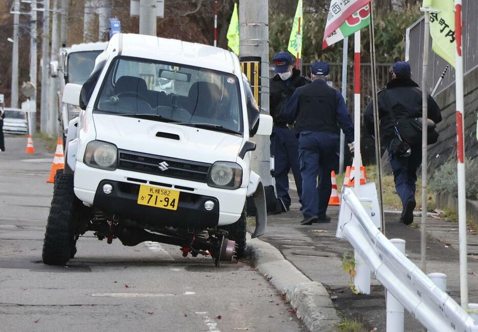 タイヤが外れる事故を起こした軽乗用車＝14日、札幌市西区