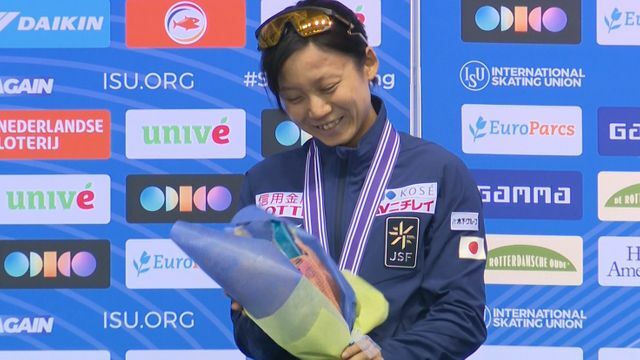 花束に笑顔の高木美帆選手(写真は11月10日撮影)