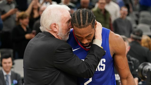 スパーズのポポビッチHCとクリッパーズのカワイ・レナード選手（写真：USA TODAY Sports/ロイター/アフロ）