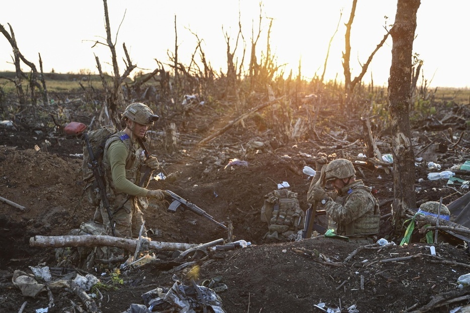 ウクライナ東部ドネツク州で任務に当たるウクライナ軍兵士＝9月（AP＝共同）