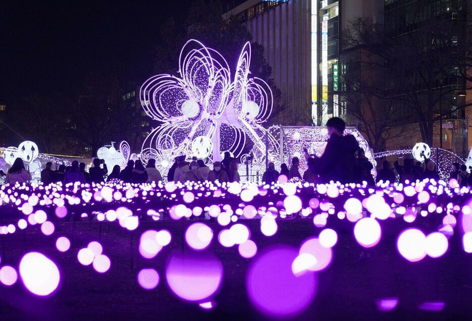 札幌・大通公園で始まった「第43回さっぽろホワイトイルミネーション」＝22日夜