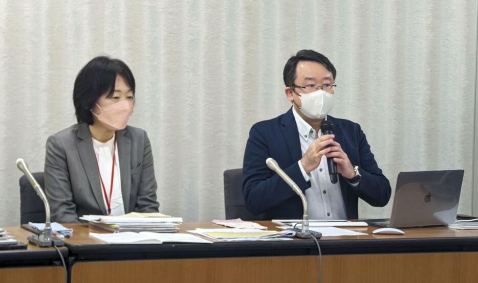 記者会見する「JW児童虐待被害アーカイブ」代表の綿和孝さん（仮名、右）ら＝28日午後、厚労省