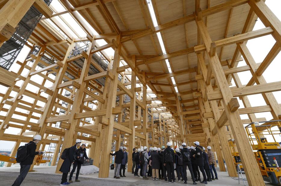 報道陣に初めて公開された、2025年大阪・関西万博会場の木造大屋根「リング」の建設現場＝27日午後、大阪市の夢洲