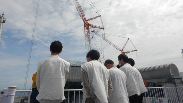 福島第一原発の2～3号機での廃炉作業の様子を間近に見る筆者ら(9月26日)