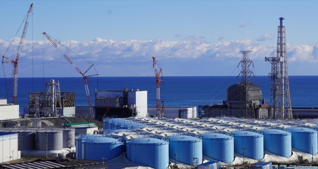 敷地に並ぶ“処理水”タンクと原発1～3号機（東京電力HPより）