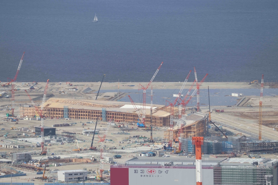 ［写真］写真中央部の木造建築物は建設中のリング＝29日、大阪市住之江区から撮影（撮影：具志堅浩二）